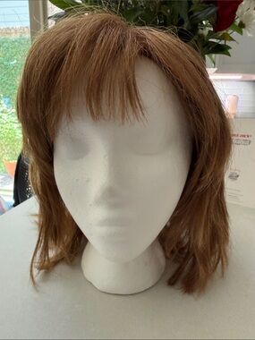 Women’s Short Layered Moda Acrylic Synthetic Wig with Fringe - Light Brown/Blond